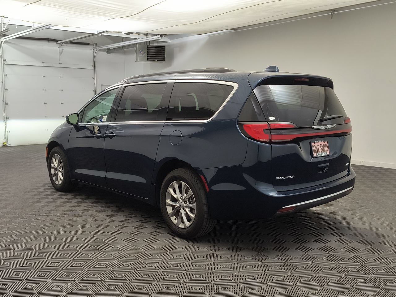 Used 2022 Chrysler Pacifica Touring-L AWD/4WD image 3