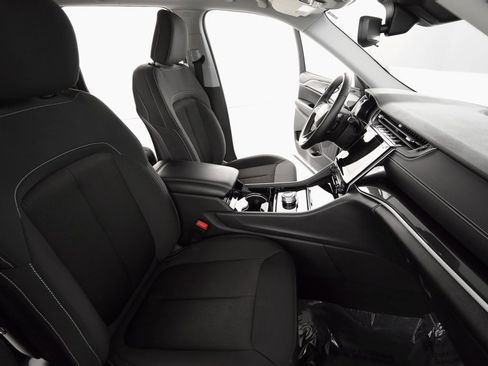 Certified 2022 Jeep Grand Cherokee Laredo w/ Luxury Tech Group I image 12