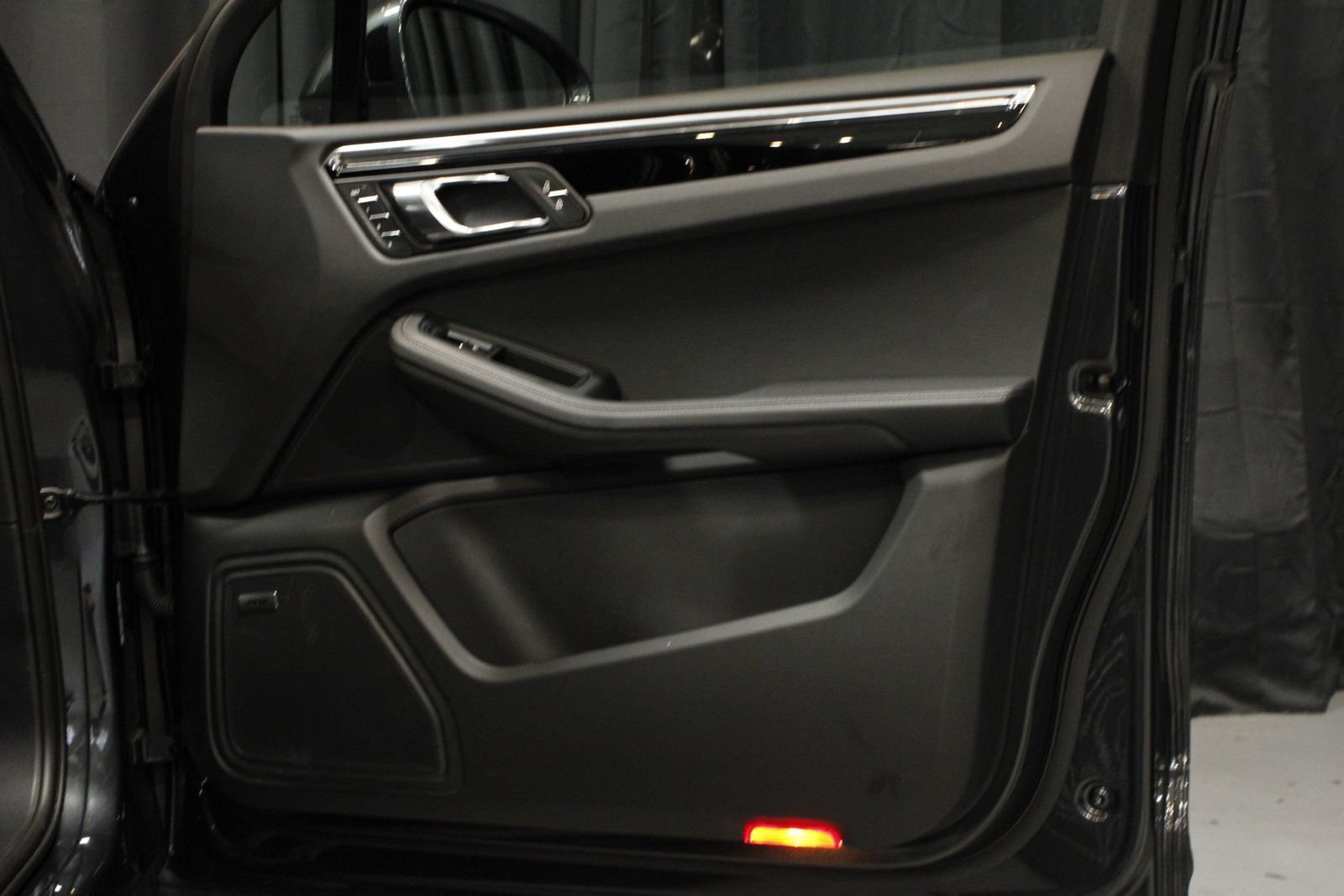 Certified 2026 Porsche Macan AWD/4WD image 17