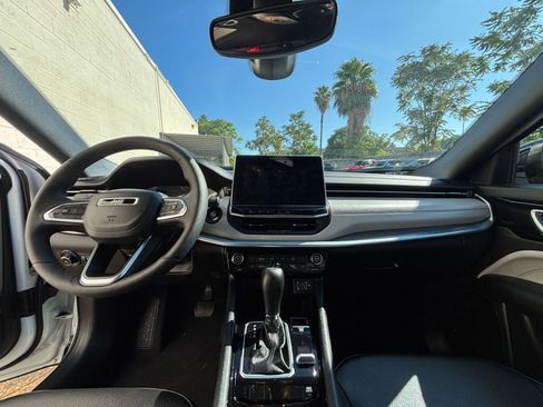 Used 2025 Jeep Compass Limited image 33