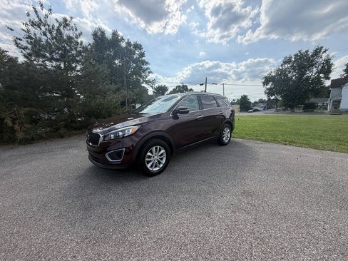 Used 2017 Kia Sorento FWD image 1