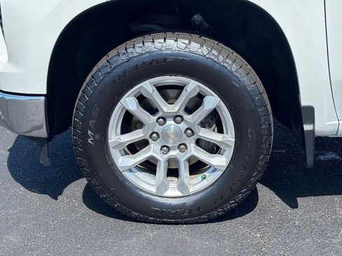 Used 2022 Chevrolet Silverado 1500 LT w/ Z71 Off-Road Package AWD/4WD image 11