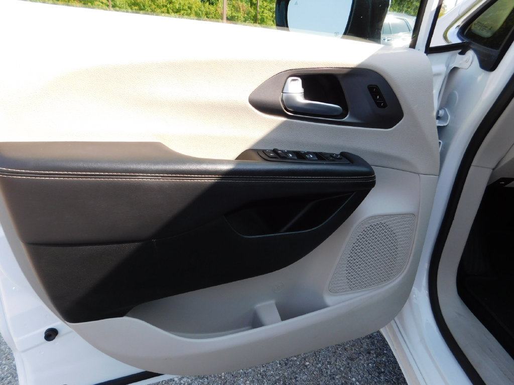 Used 2024 Chrysler Pacifica Touring-L FWD image 16