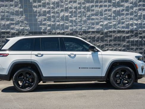 Used 2023 Jeep Grand Cherokee Limited w/ Black Appearance Package AWD/4WD image 4