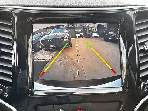 Used 2019 Jeep Cherokee Limited image 2