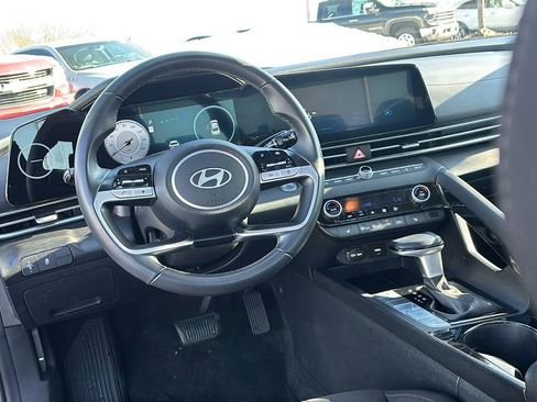 Used 2025 Hyundai Elantra SEL image 13