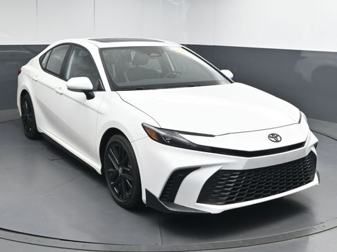Certified 2025 Toyota Camry SE image 2