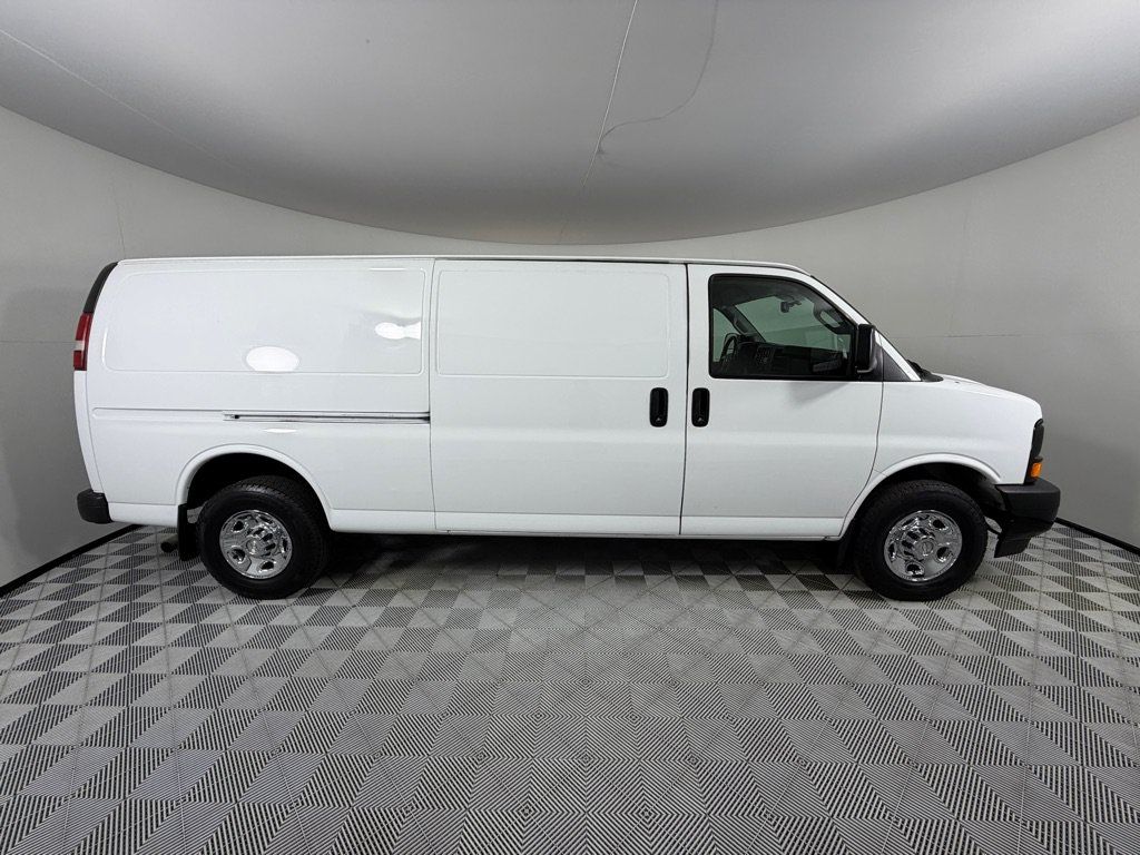 Used 2017 Chevrolet Express 3500 Extended RWD image 4