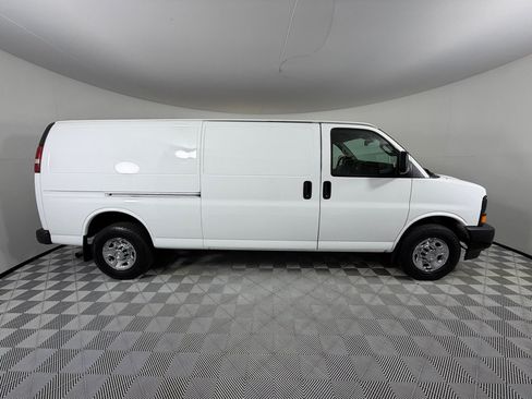 Used 2017 Chevrolet Express 3500 Extended RWD image 4