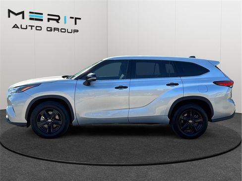 Used 2022 Toyota Highlander LE image 5