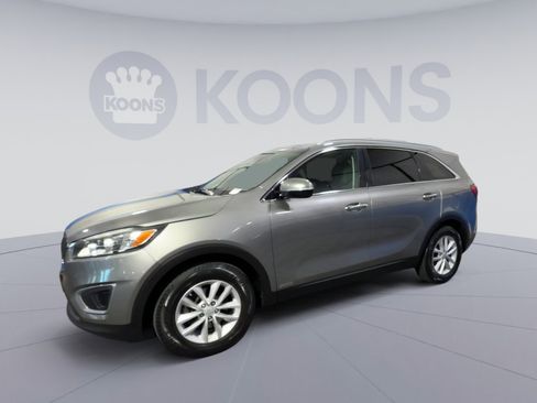 Used 2017 Kia Sorento LX w/ LX Convenience Package image 5
