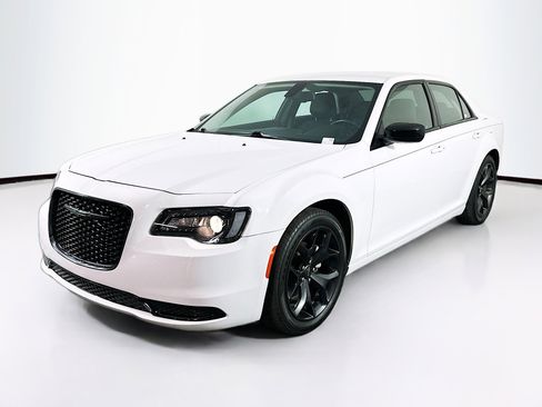 Used 2022 Chrysler 300 Touring w/ Sport Appearance Package image 3