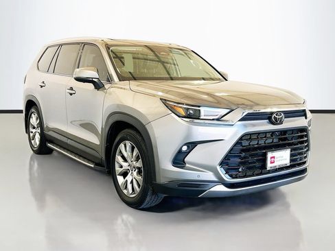 Used 2025 Toyota Grand Highlander FWD image 3