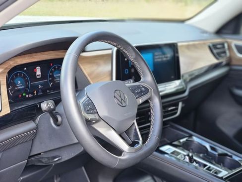 Used 2024 Volkswagen Atlas SE image 11