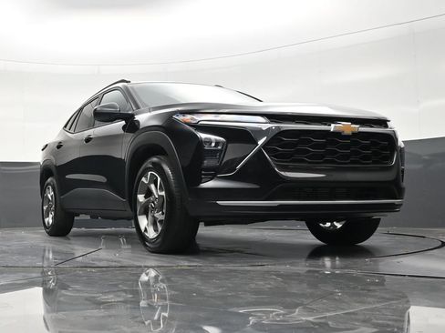 Used 2025 Chevrolet Trax LT FWD image 23