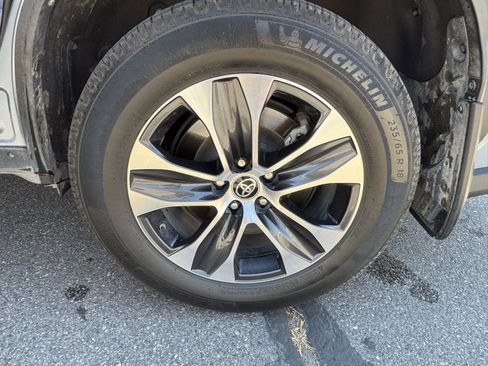 Used 2021 Toyota Highlander XLE AWD/4WD image 16
