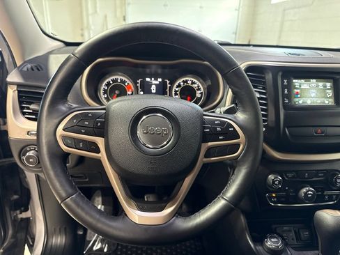 Used 2018 Jeep Cherokee Latitude w/ Cold Weather Group AWD/4WD image 11