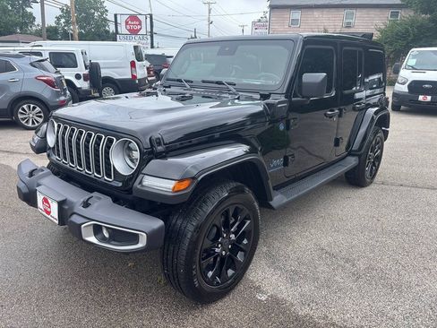 Used 2025 Jeep Wrangler Unlimited Sahara AWD/4WD image 8