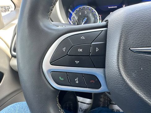 Used 2024 Chrysler Pacifica Touring-L FWD image 28