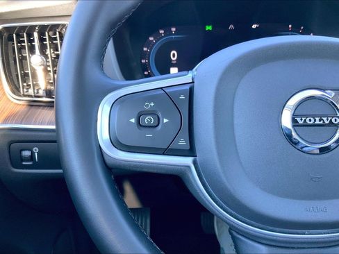 Used 2022 Volvo XC60 B5 Momentum w/ Climate Package image 22