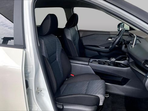 Certified 2023 Nissan Rogue SV FWD image 9
