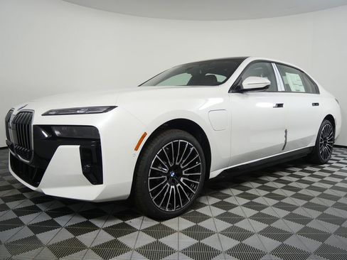 New 2026 BMW 750e xDrive w/ Executive Package image 8