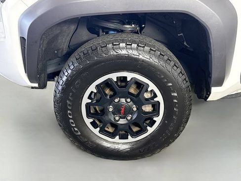 Certified 2025 Toyota Tacoma TRD Off-Road AWD/4WD image 4