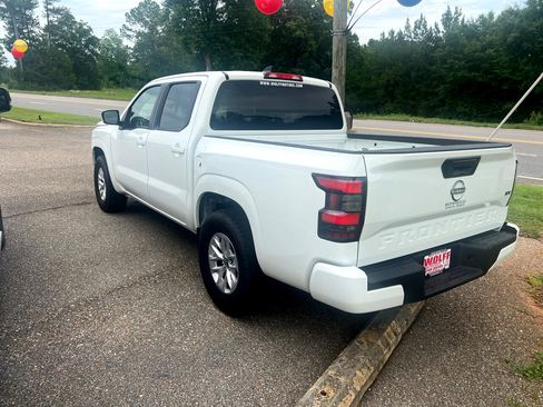 Used 2024 Nissan Frontier SV image 7