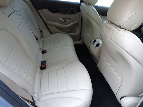 Used 2018 Mercedes-Benz GLC 300 w/ Premium Package image 17