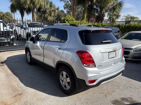 Used 2022 Chevrolet Trax LT w/ LT Convenience Package image 5