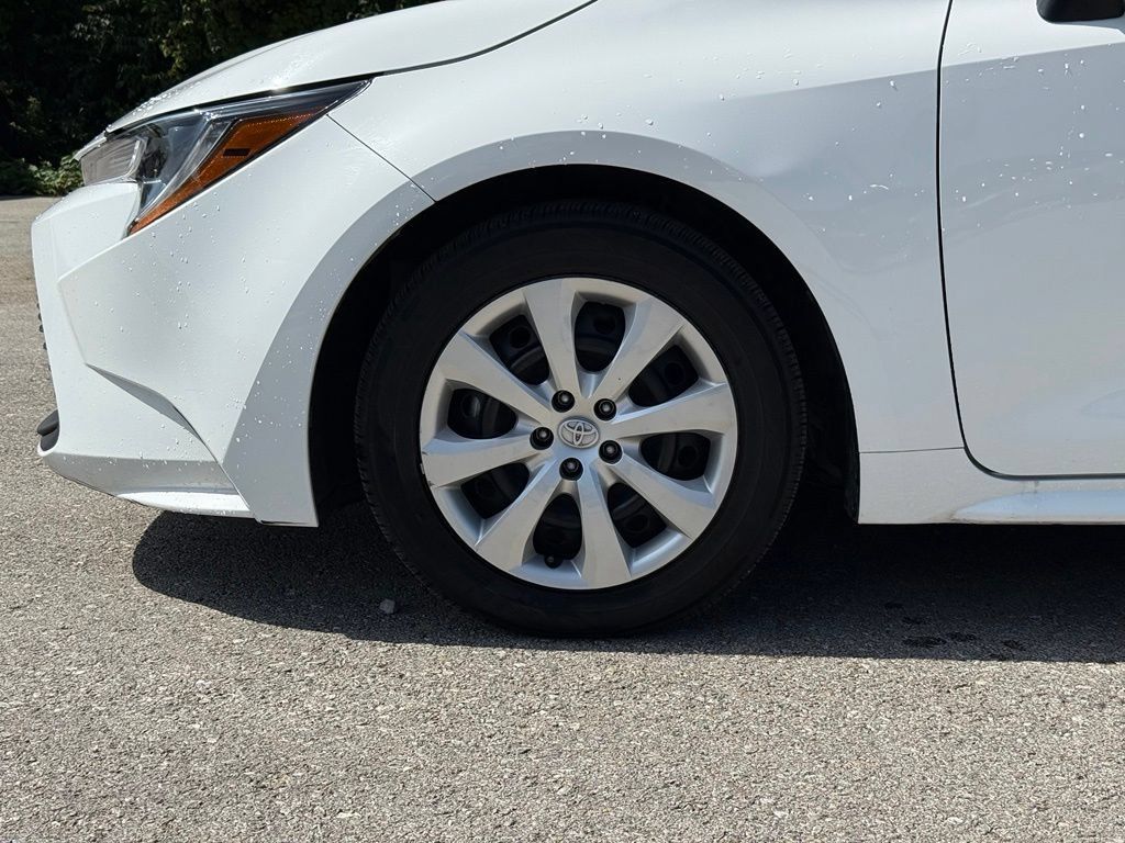 Used 2025 Toyota Corolla LE FWD image 4