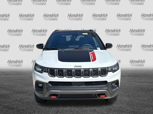 Used 2025 Jeep Compass Trailhawk AWD/4WD image 3