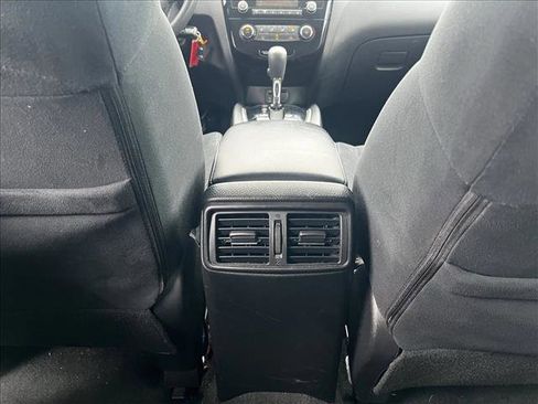 Used 2016 Nissan Rogue S image 18