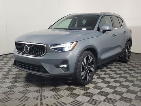 Used 2023 Volvo XC40 B5 Plus w/ Protection Package Premier AWD/4WD image 3