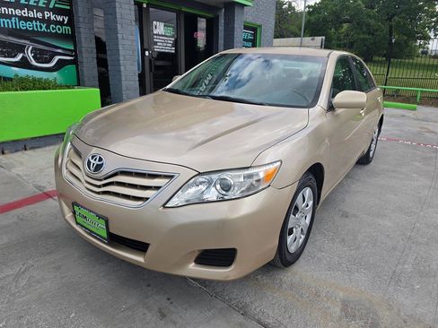 Used 2010 Toyota Camry LE image 3