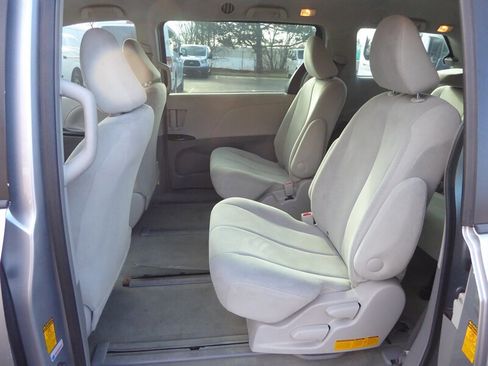 Used 2013 Toyota Sienna L image 24