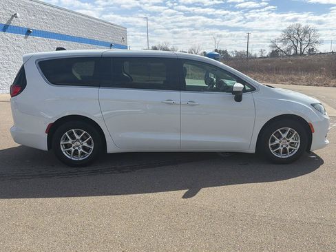 Used 2023 Chrysler Voyager LX FWD image 6