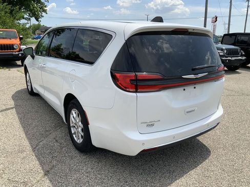 Used 2023 Chrysler Pacifica Touring-L FWD image 8