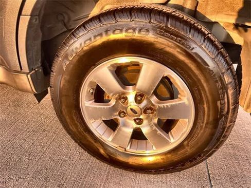 Used 2010 Ford Escape Limited image 9