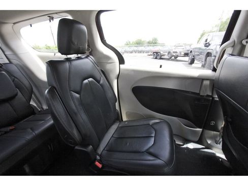 Used 2020 Chrysler Pacifica Touring-L FWD image 13
