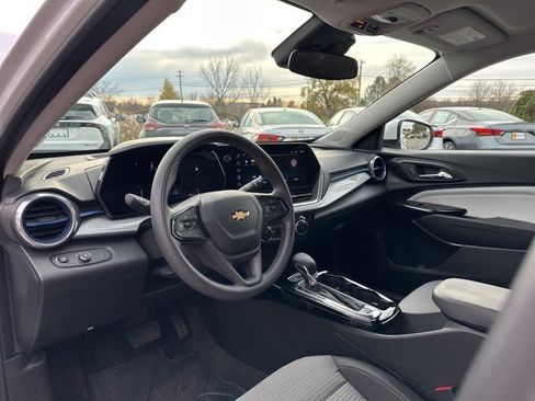 Used 2024 Chevrolet Trax LT image 19