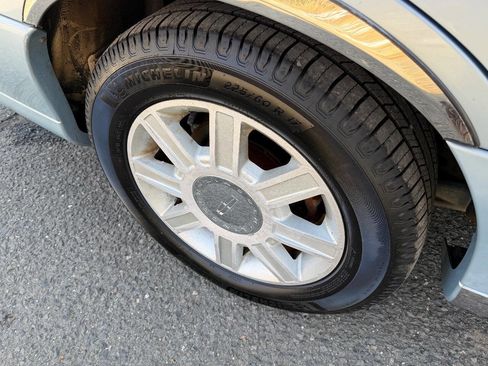 Used 2007 Lincoln Town Car Signature Limited image 28