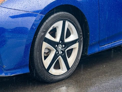 Used 2016 Toyota Prius Four Touring w/ Premium Convenience Package image 6