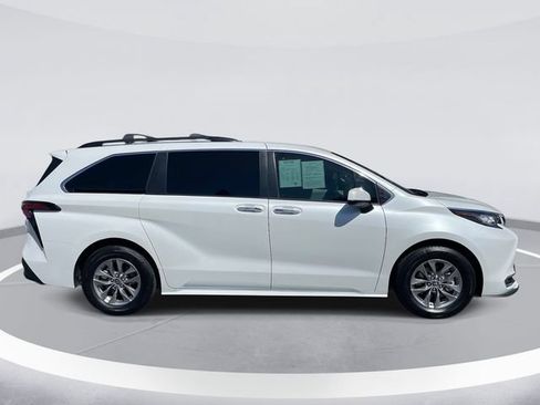 Used 2022 Toyota Sienna XLE w/ XLE Plus Package FWD image 4