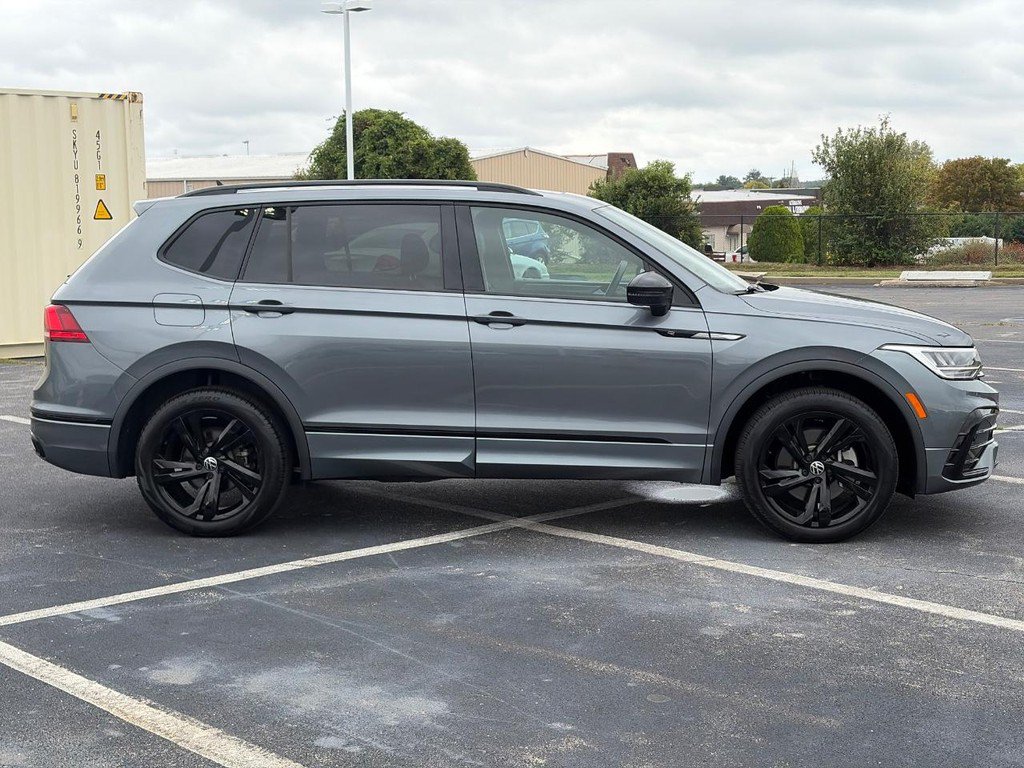 Used 2023 Volkswagen Tiguan SE R-Line FWD image 2