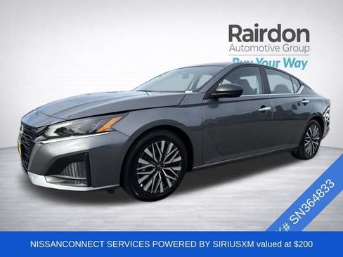 Used 2025 Nissan Altima 2.5 SV FWD image 3