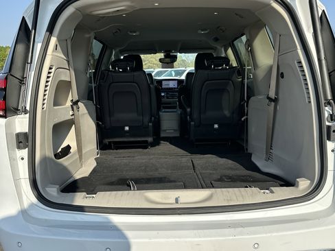 Used 2024 Chrysler Pacifica Touring-L image 19