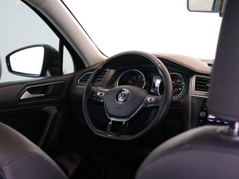 Used 2018 Volkswagen Tiguan SEL AWD/4WD image 34