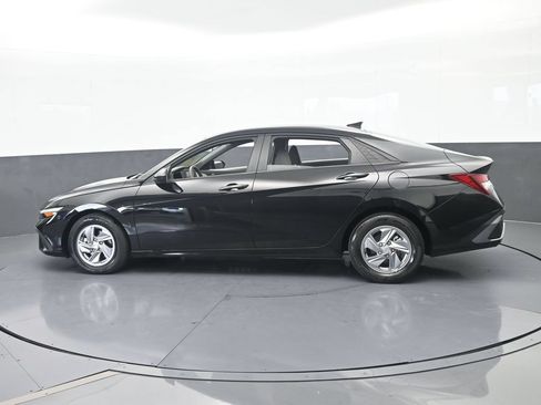 Used 2024 Hyundai Elantra SE FWD image 3