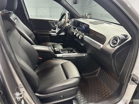 Used 2021 Mercedes-Benz GLB 250 4MATIC image 11